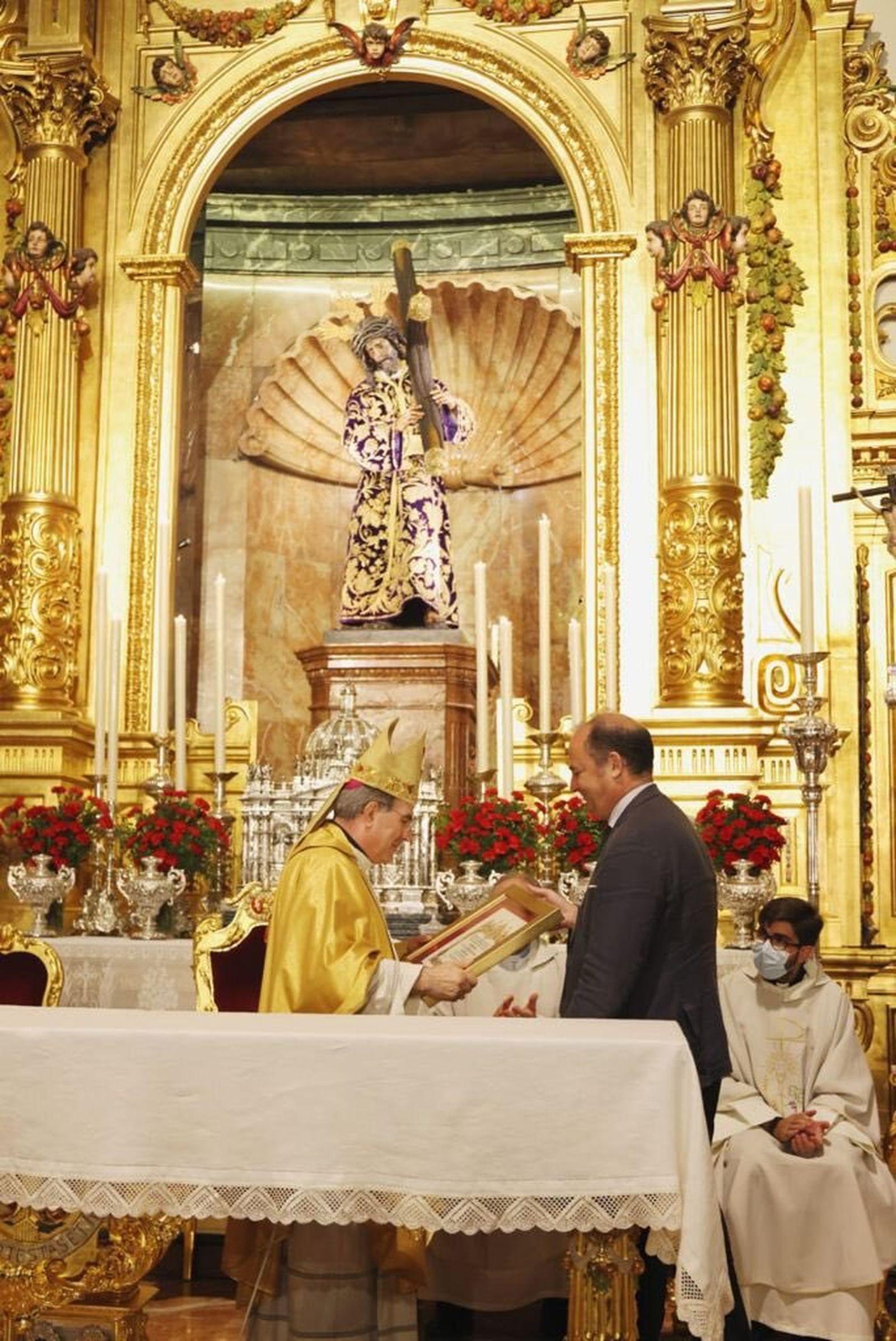 El hermano mayor, Félix Ríos, entrega el nombramiento a monseñor Asenjo.