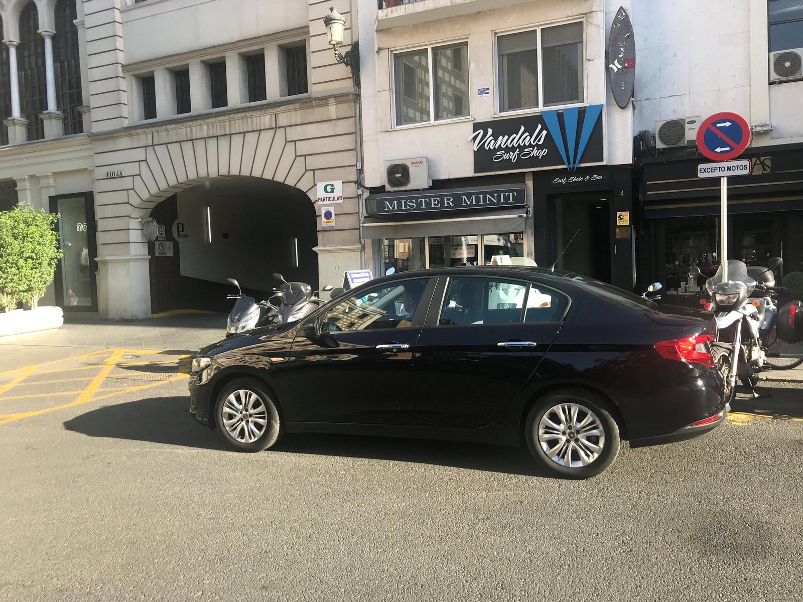 Uno de los vehículos con licencia VTC  con los que Uber presta su servicio en Sevilla.