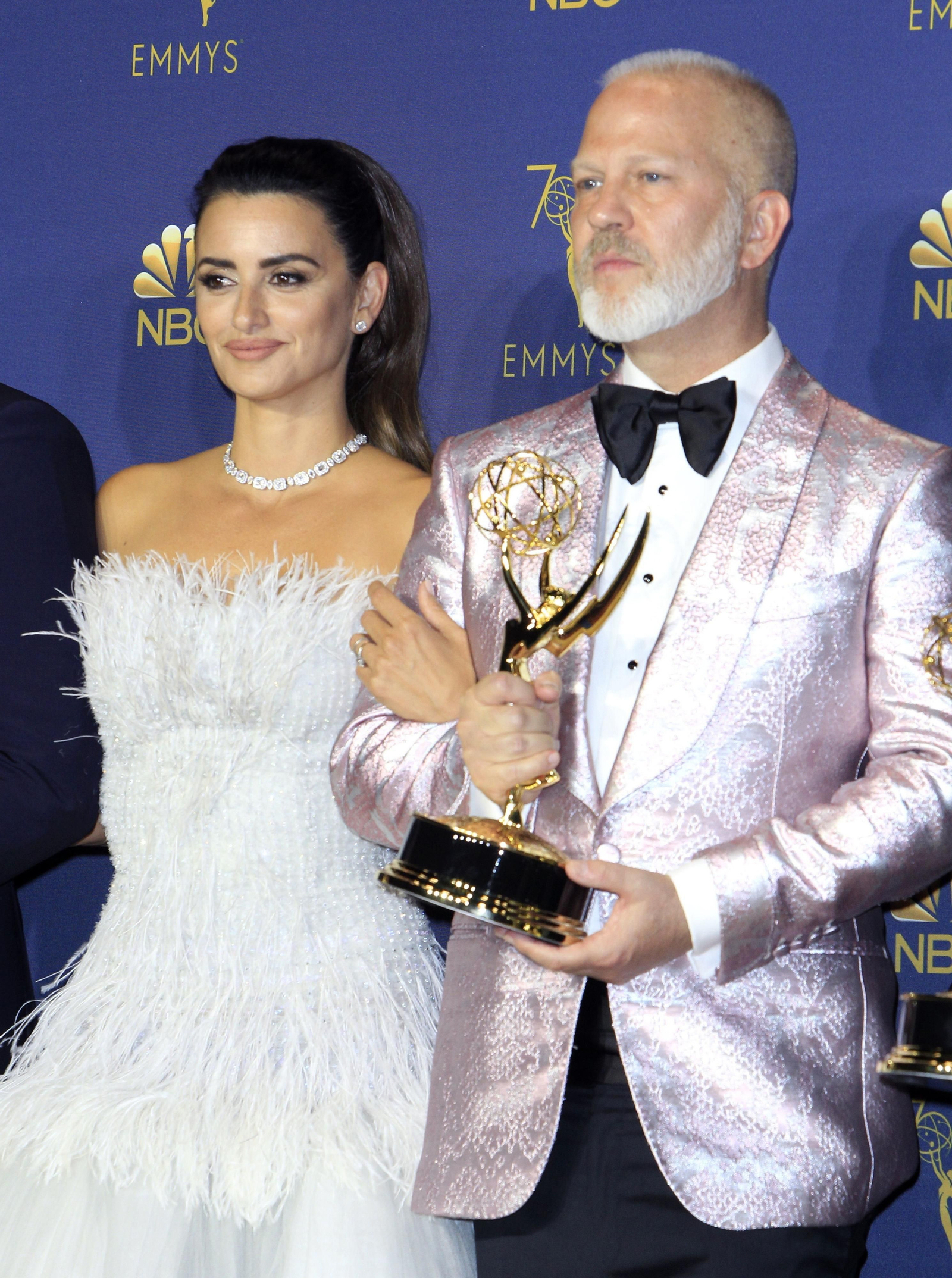 Penélope Cruz con el productor Ryan Murphy con la estatuilla para 'ACS. Versace'