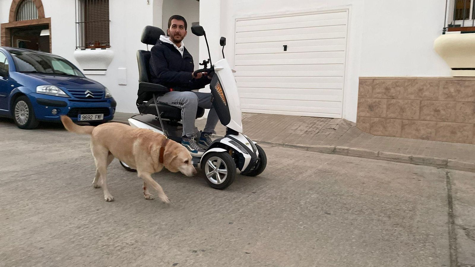 Ildefonso de la Cruz en su silla de ruedas motorizada.