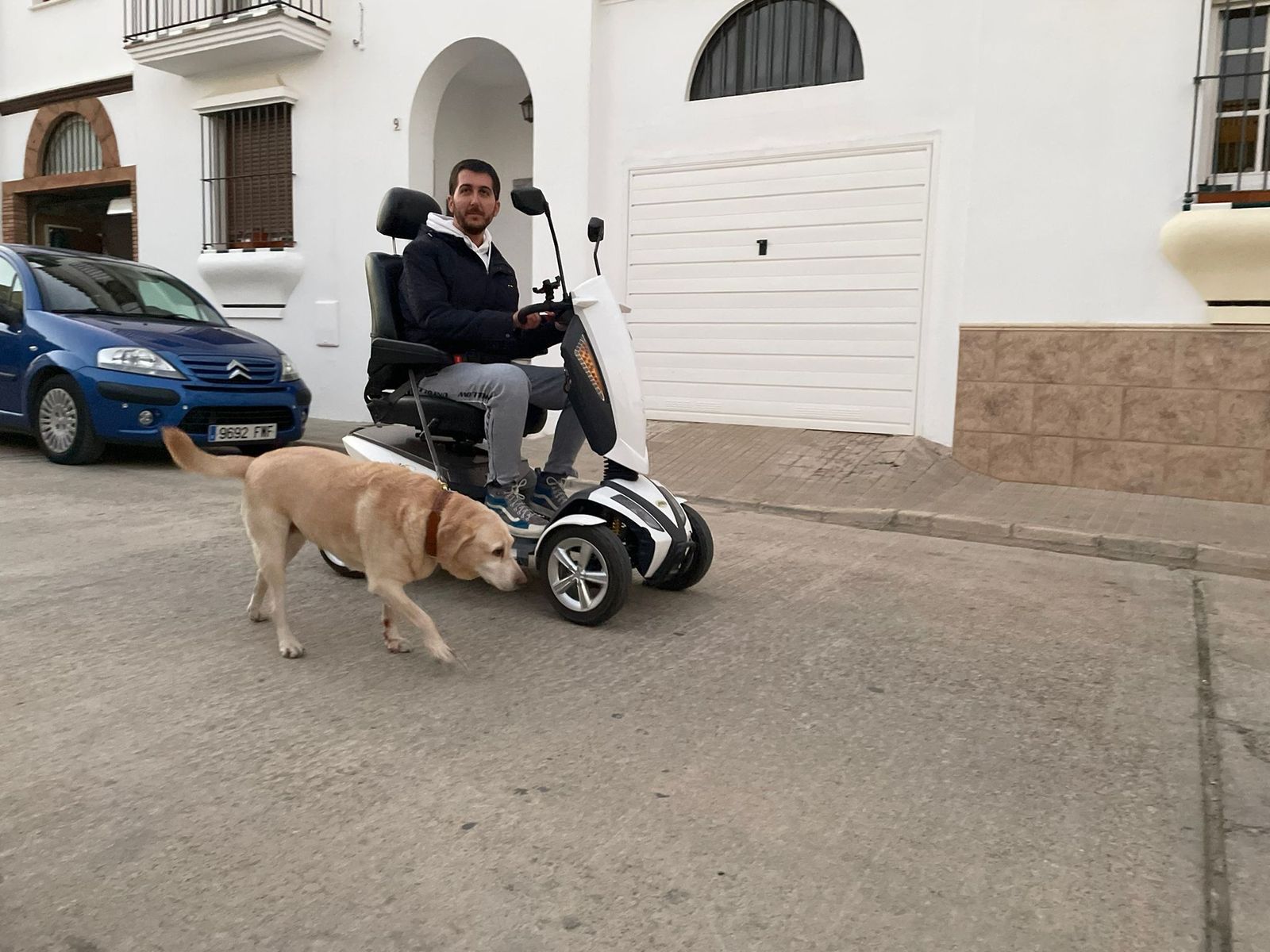 Ildefonso de la Cruz en su silla de ruedas motorizada.