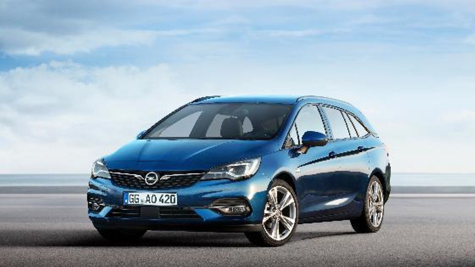 El Astra ha recibido algunos cambios a lo largo del año pasado, en motores, equipamiento... Tanto en el caso de la berlina, como el familiar.