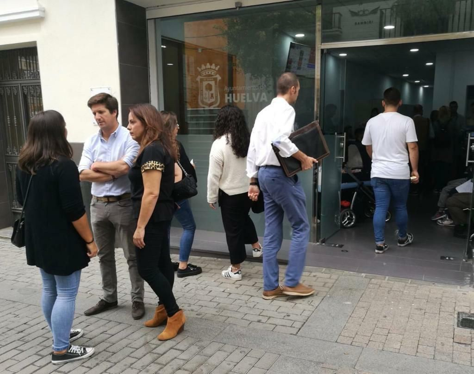 Los concejales de Ciudadanos conversan ante el Registro General municipal.