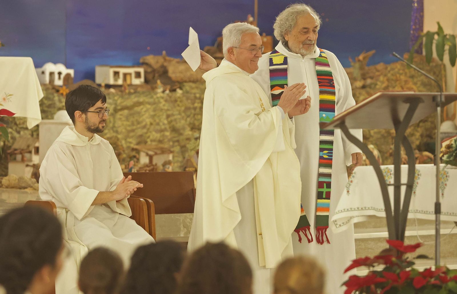 Fotos de la misa conmemorativa de los 50 años de dedicación del padre Pedro a la parroquia y al barrio de La Piñera