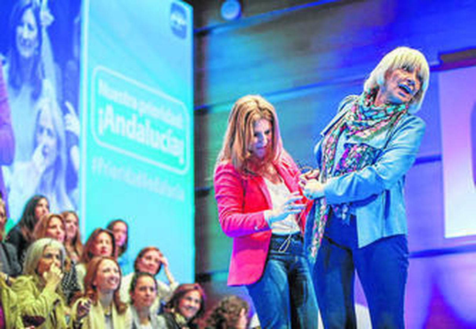 Ana Mestre, en la imagen ayudando a Teófila Martínez, tiene el difícil reto de volver a batir al PSOE.