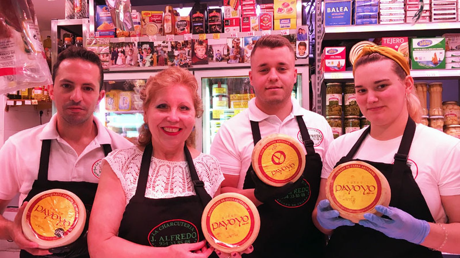 El queso payoyo de Villaluenga es uno de los productos más vendidos en la charcutería José Alfredo