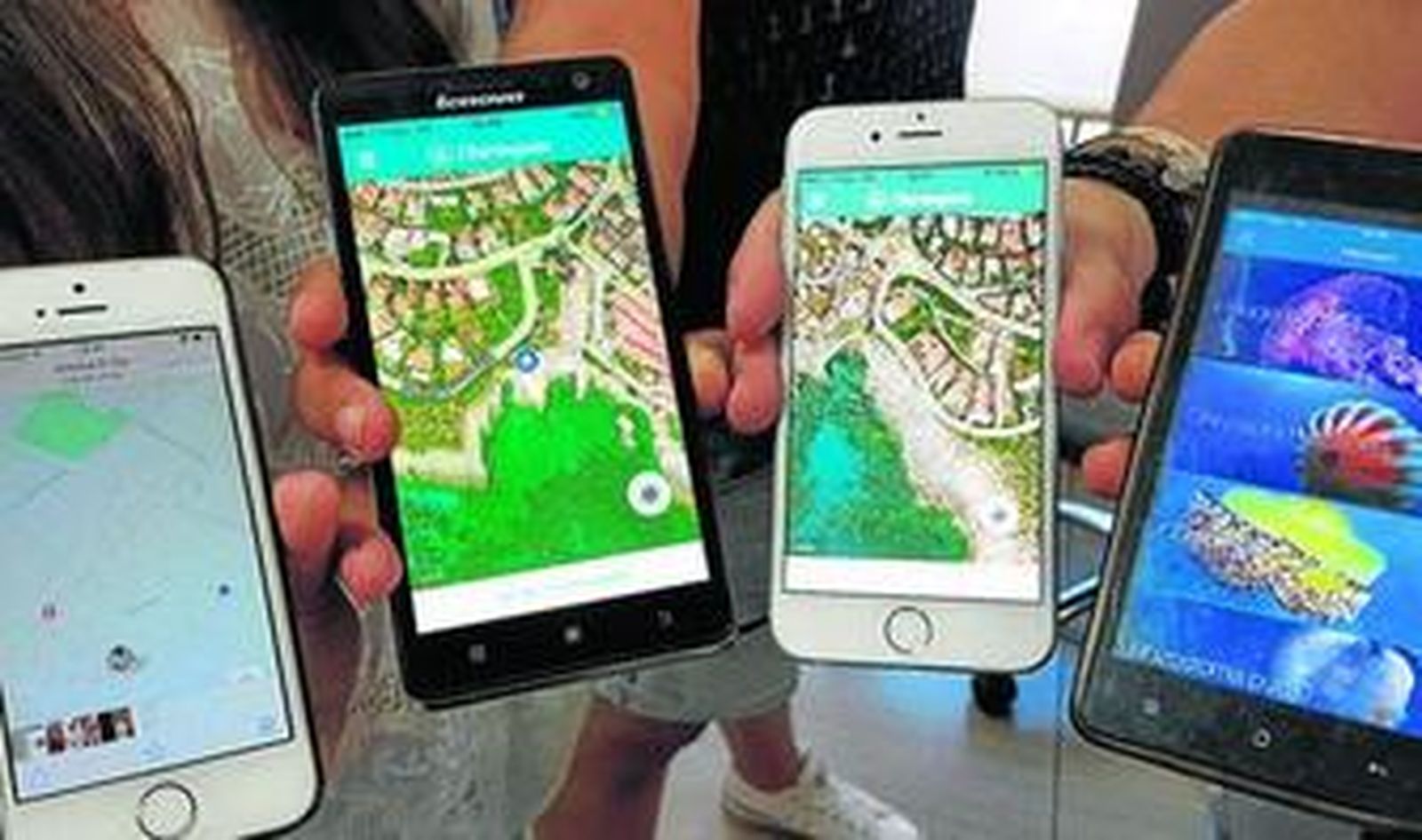 Varios usuarios muestran las diferentes aplicaciones que tienen en sus móviles.