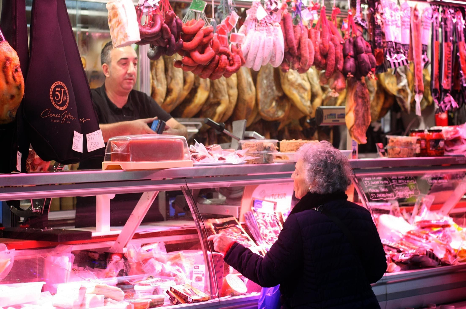 Imágenes del ambiente en el Mercado del Carmen de Huelva