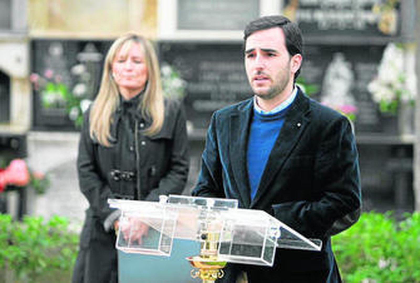 Carlos Sánchez, concejal de Salud y Consumo, en el cementerio de San José.