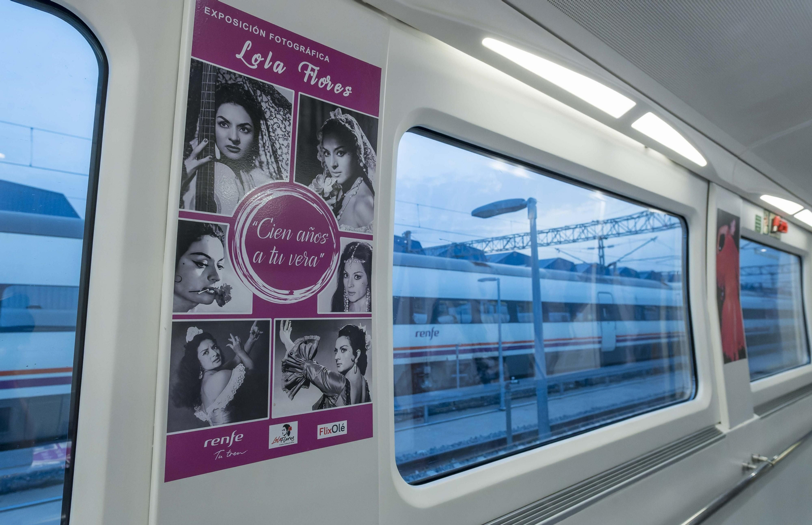 Cartel de la exposición de fotografías sobre Lola Flores en el Alvia.