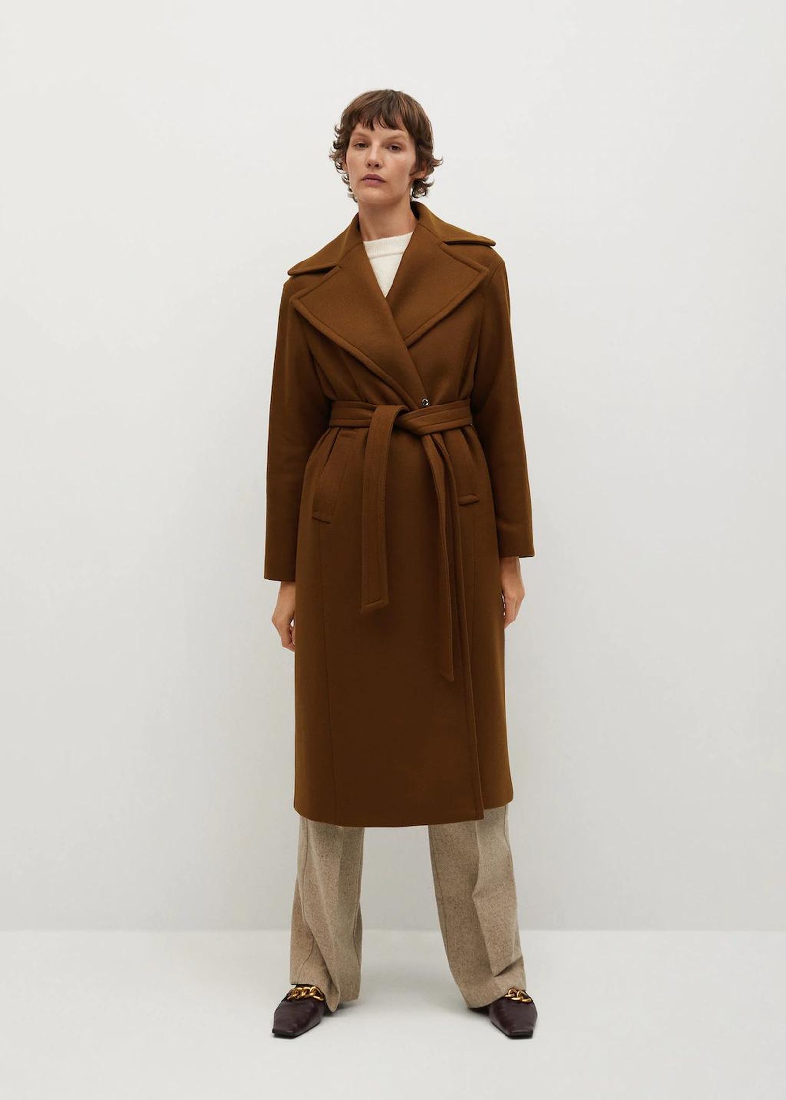 Abrigo con cinturón de Mango (95,99 euros).