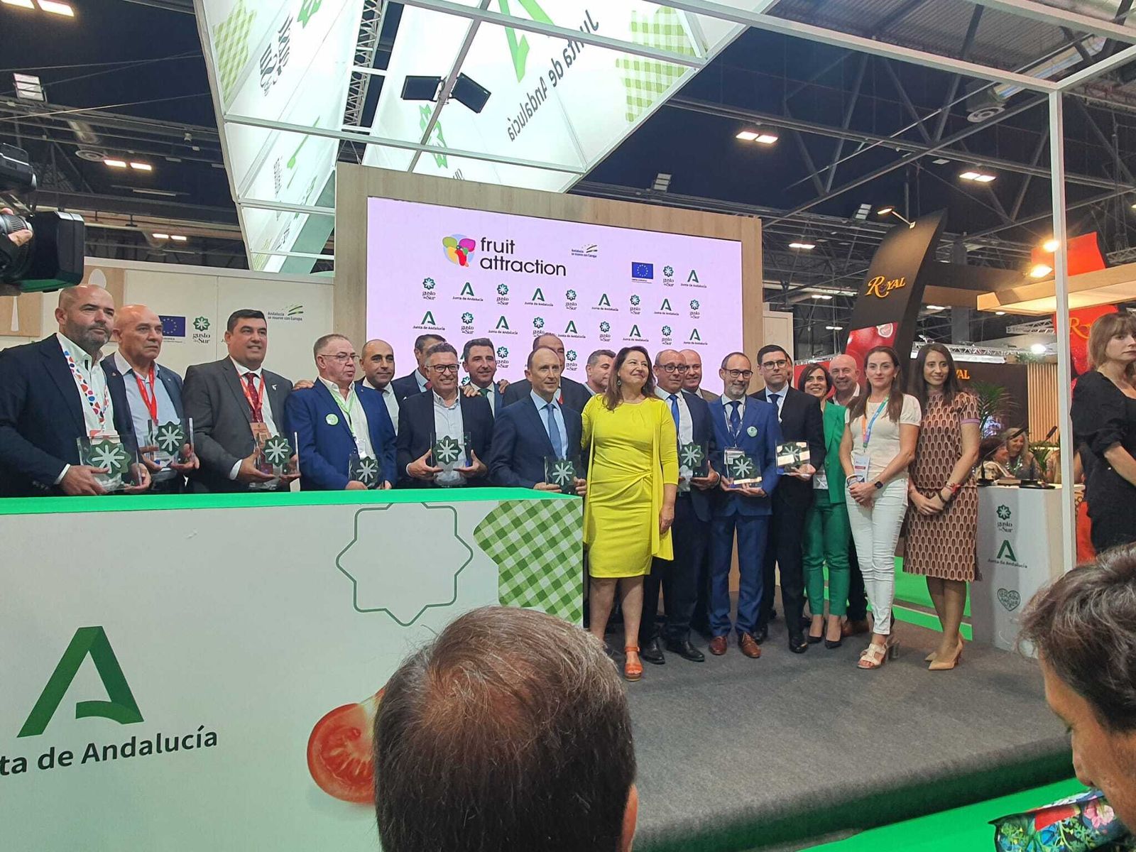 Entrega de premios en el stand.