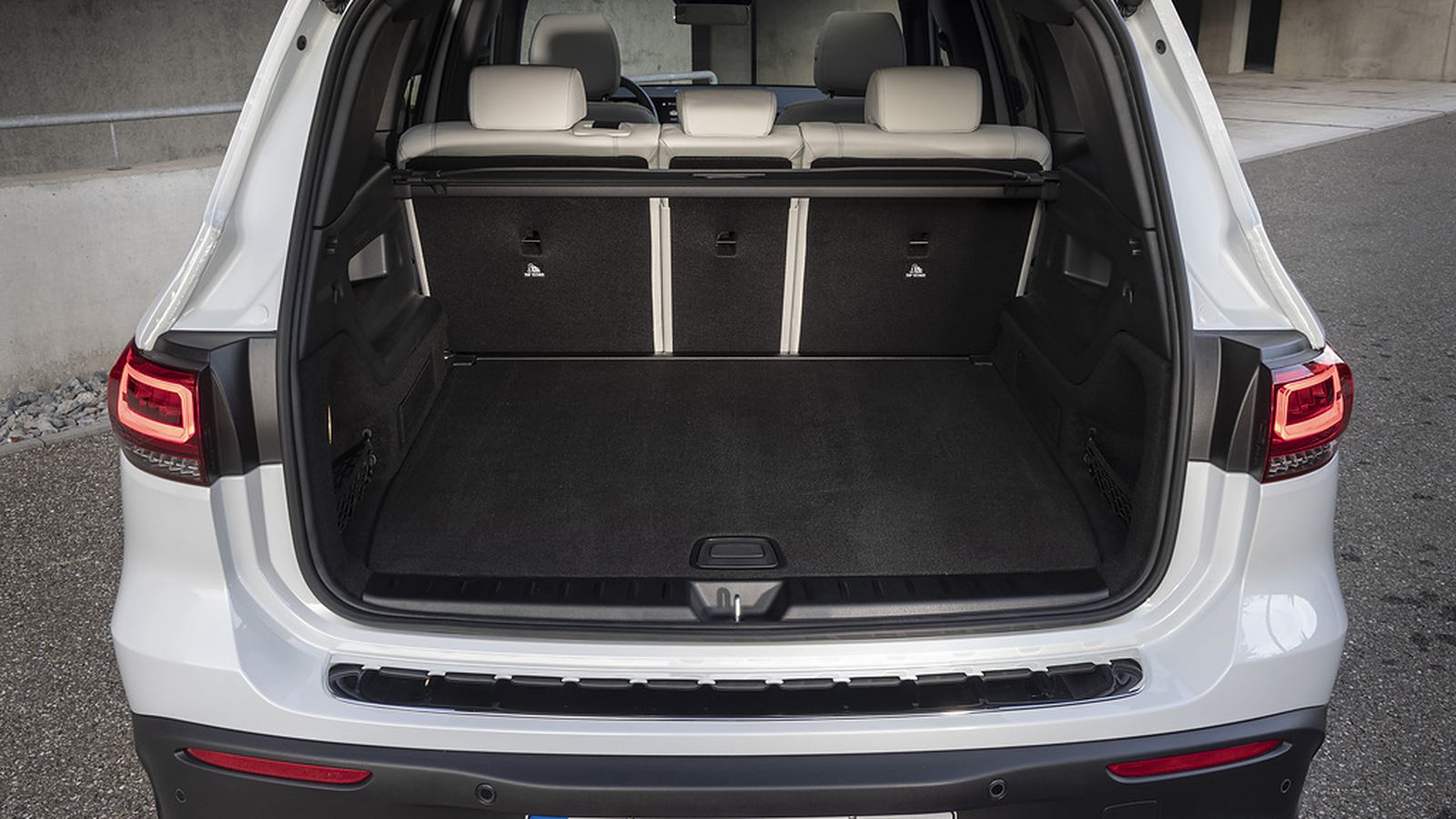 El maletero, contabilizando los litros que hay hasta la toldilla ocultaequipajes, es de razonable capacidad. El portón puede estar motorizado y este espacio, correctamente equipado desde el punto de vista funcional.