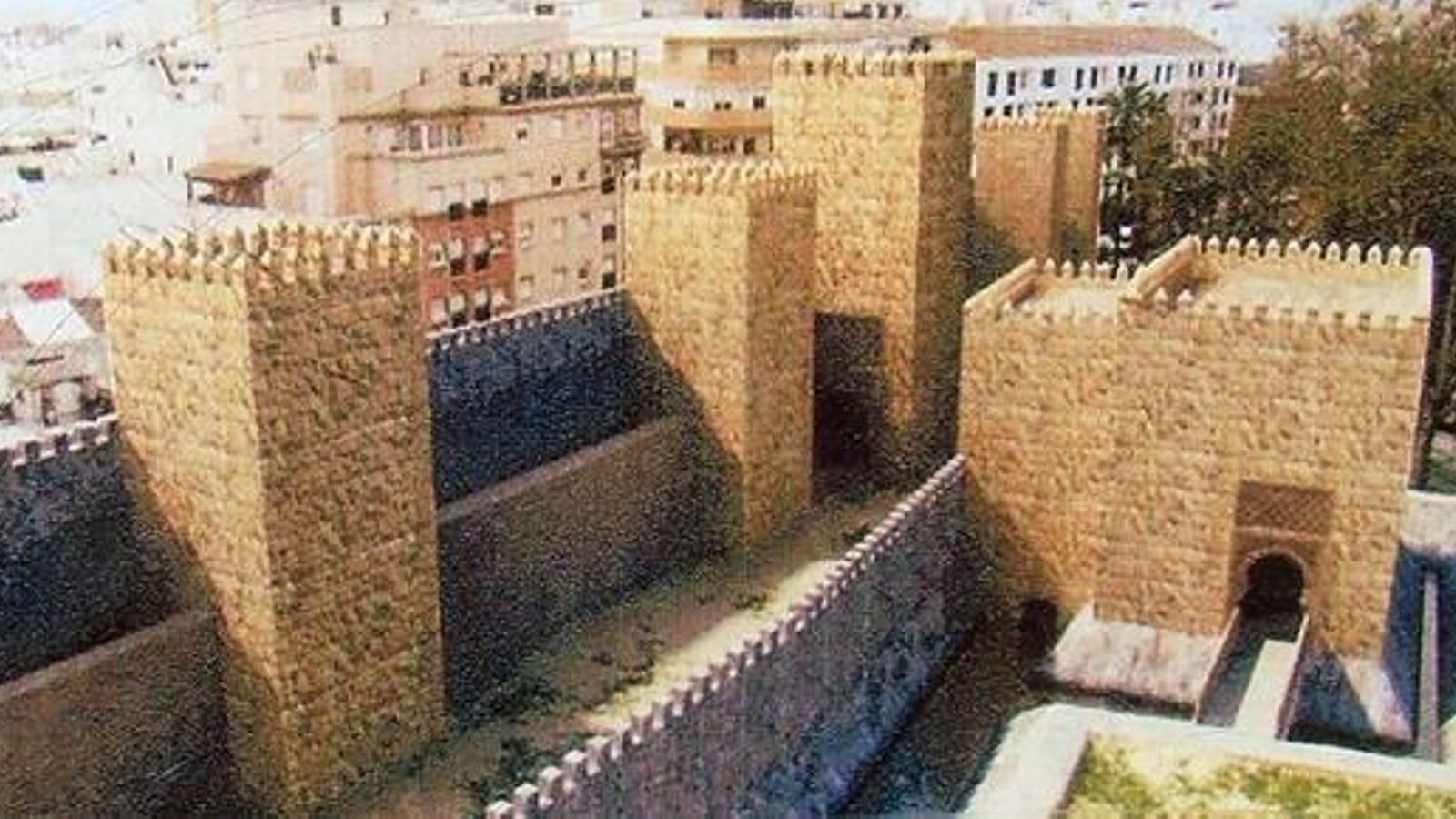 Reconstrucción de parte del sector norte en las murallas de Algeciras, en la actual avenida de Blas Infante. Se creyó en un tiempo que se debían a los benimerines, pero la arqueología ha demostrado sin duda alguna que son obra cristiana realizada entre 1344 y 1375. A la derecha, la llamada puerta de Gibraltar, con su puente mudéjar.