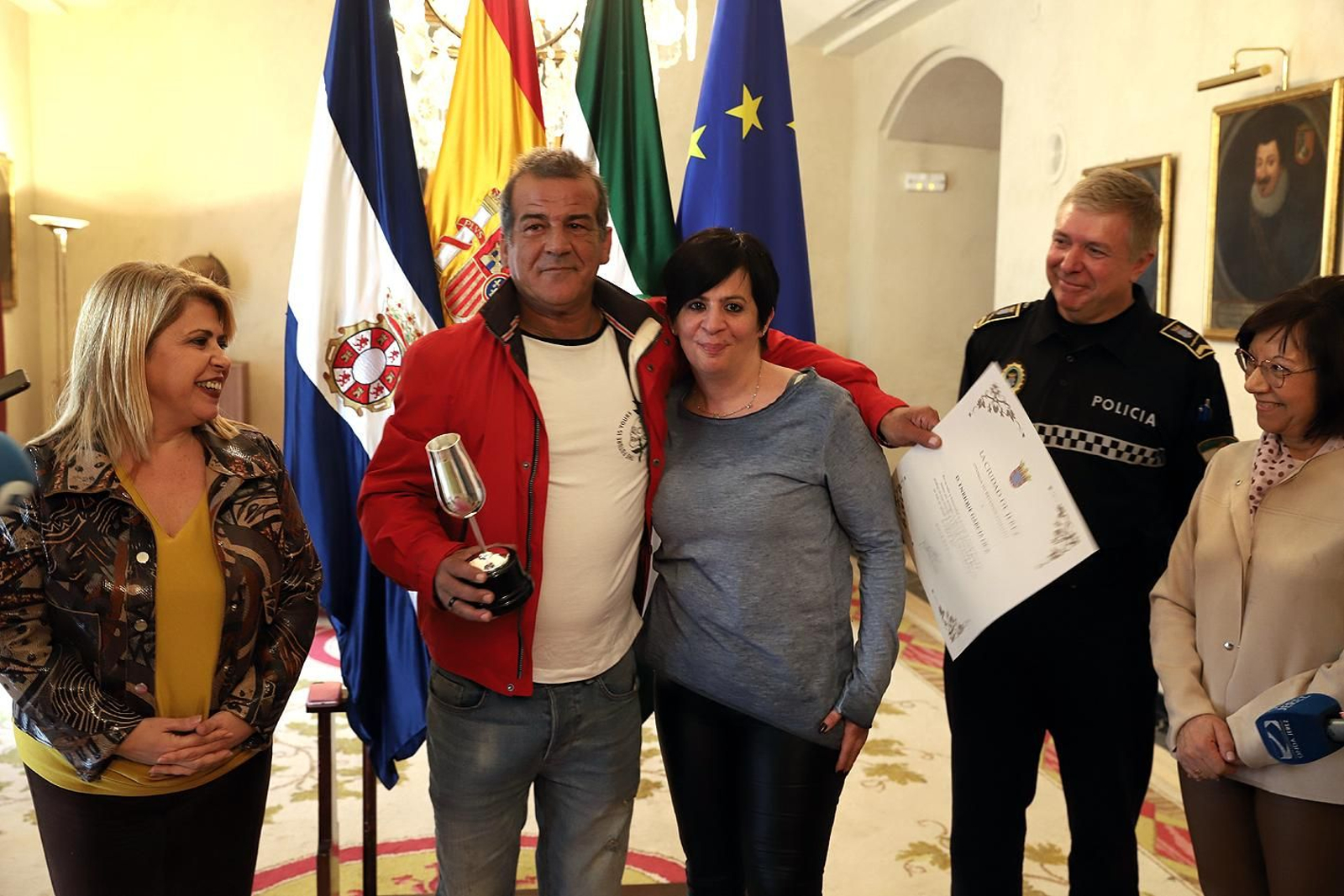 Enrique García posa con su reconocimiento por haber auxiliado a Lourdes Recio.