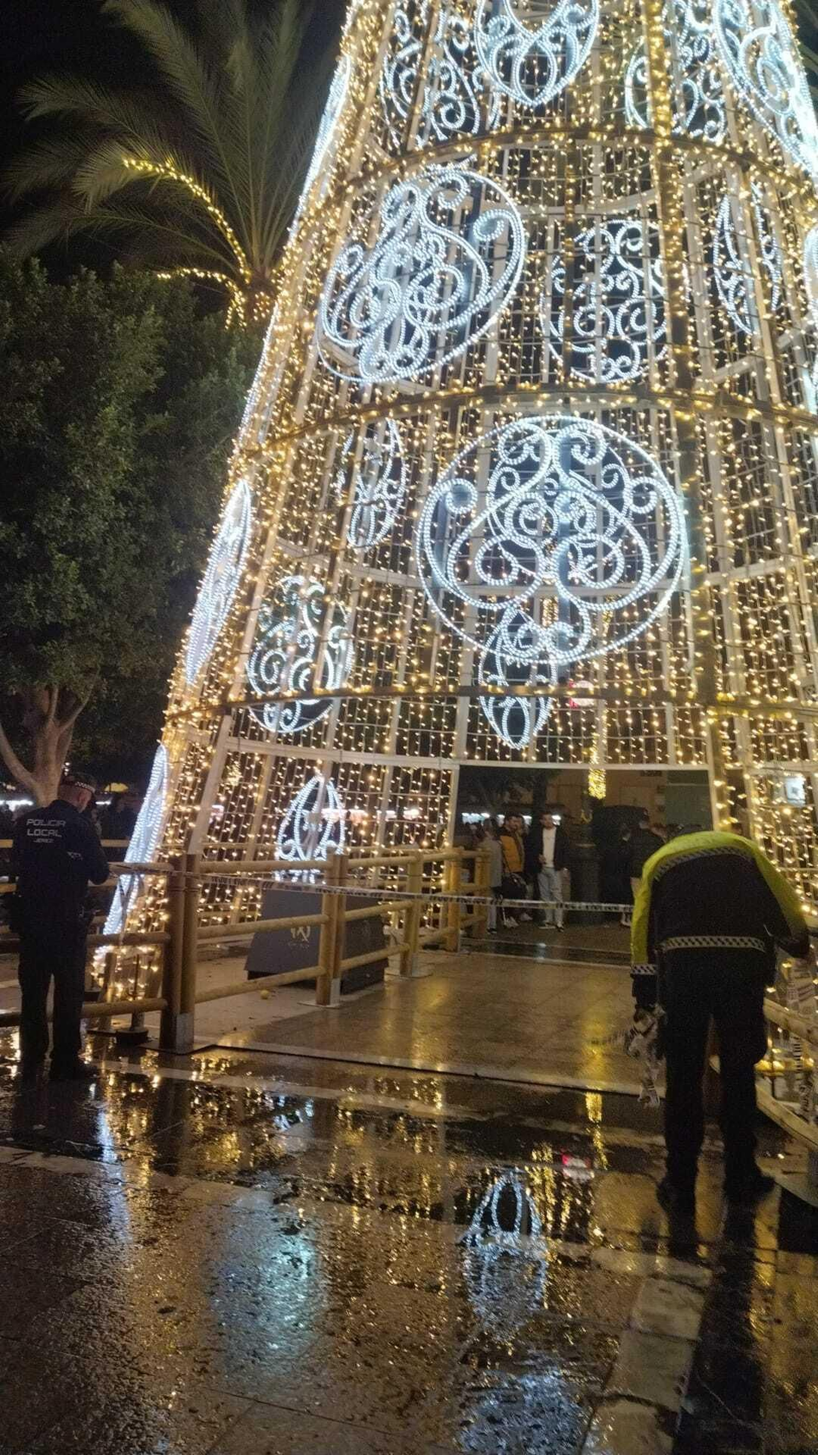 El Árbol de Navidad de la Plaza del Arenal, precintado por un fallo eléctrico.