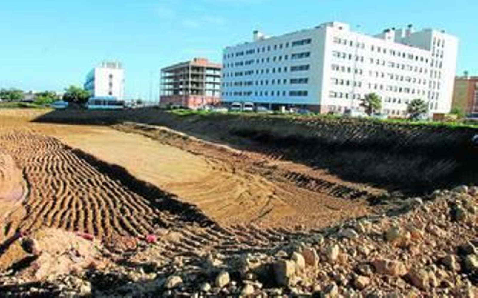 Imagen de la tierra removida donde se ubica el yacimiento arqueológico con una profundidad de más de tres metros.