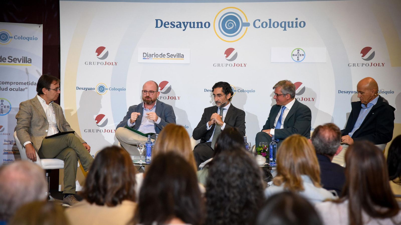 Los ponentes durante un instante del coloquio moderado por el periodista Ramiro Navarro.