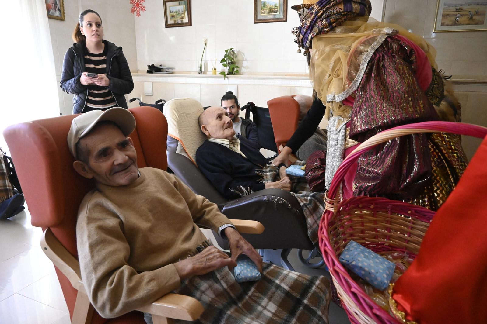 Visita de los Reyes Magos a los ancianos de los asilos de Huelva, en imágenes