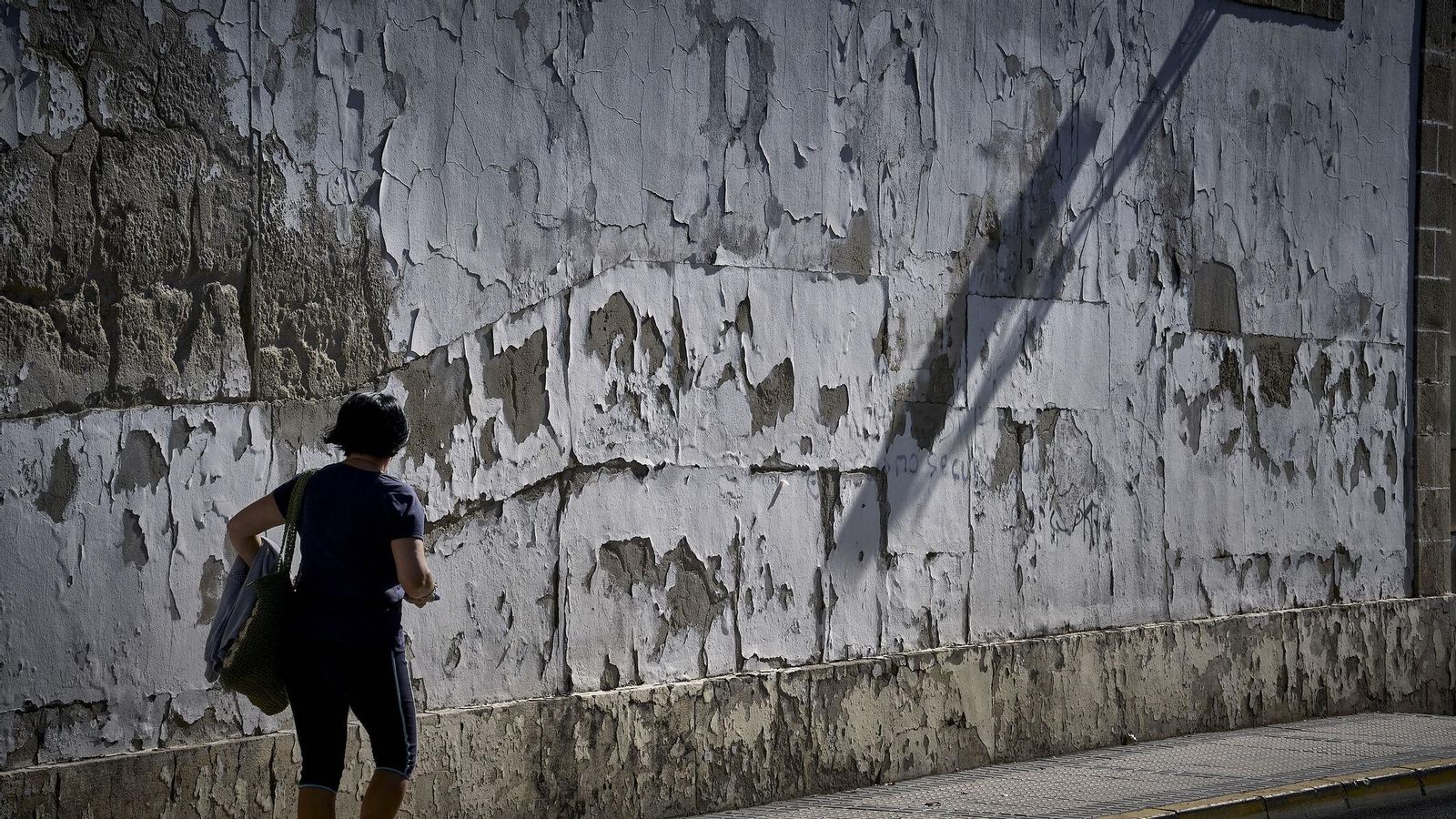 Fachada de un casco de bodega en la calle Valdés, cercana a la plaza de toros portuense.