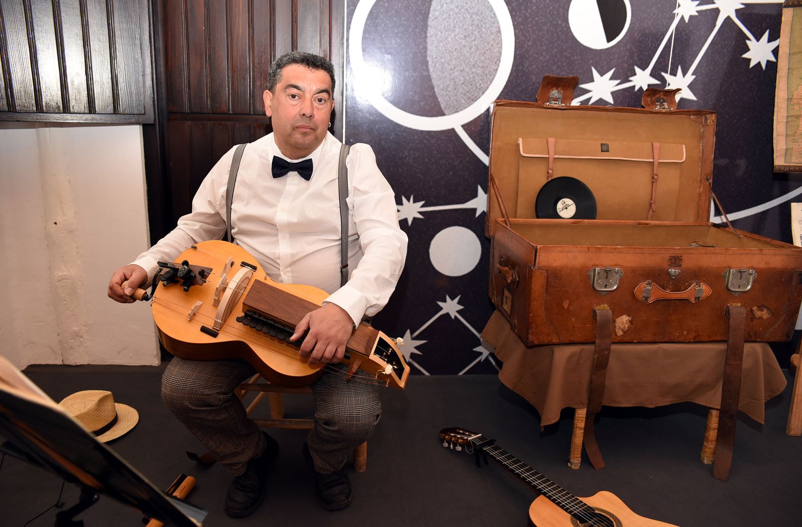 Manuel Mateo durante el taller 'La maleta sonora'