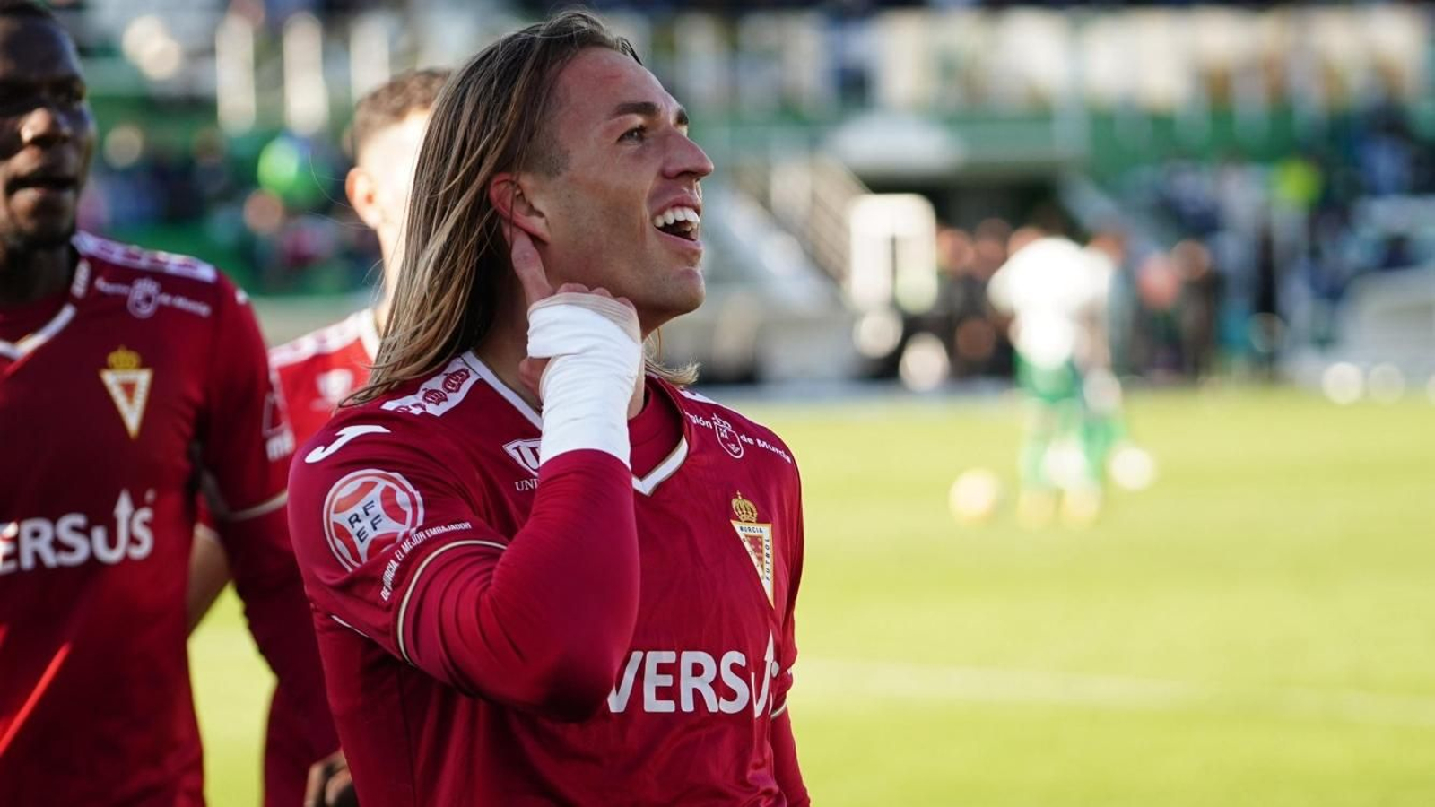 Pedro Benito celebra uno de los tantos de la temporada con el conjunto grana.