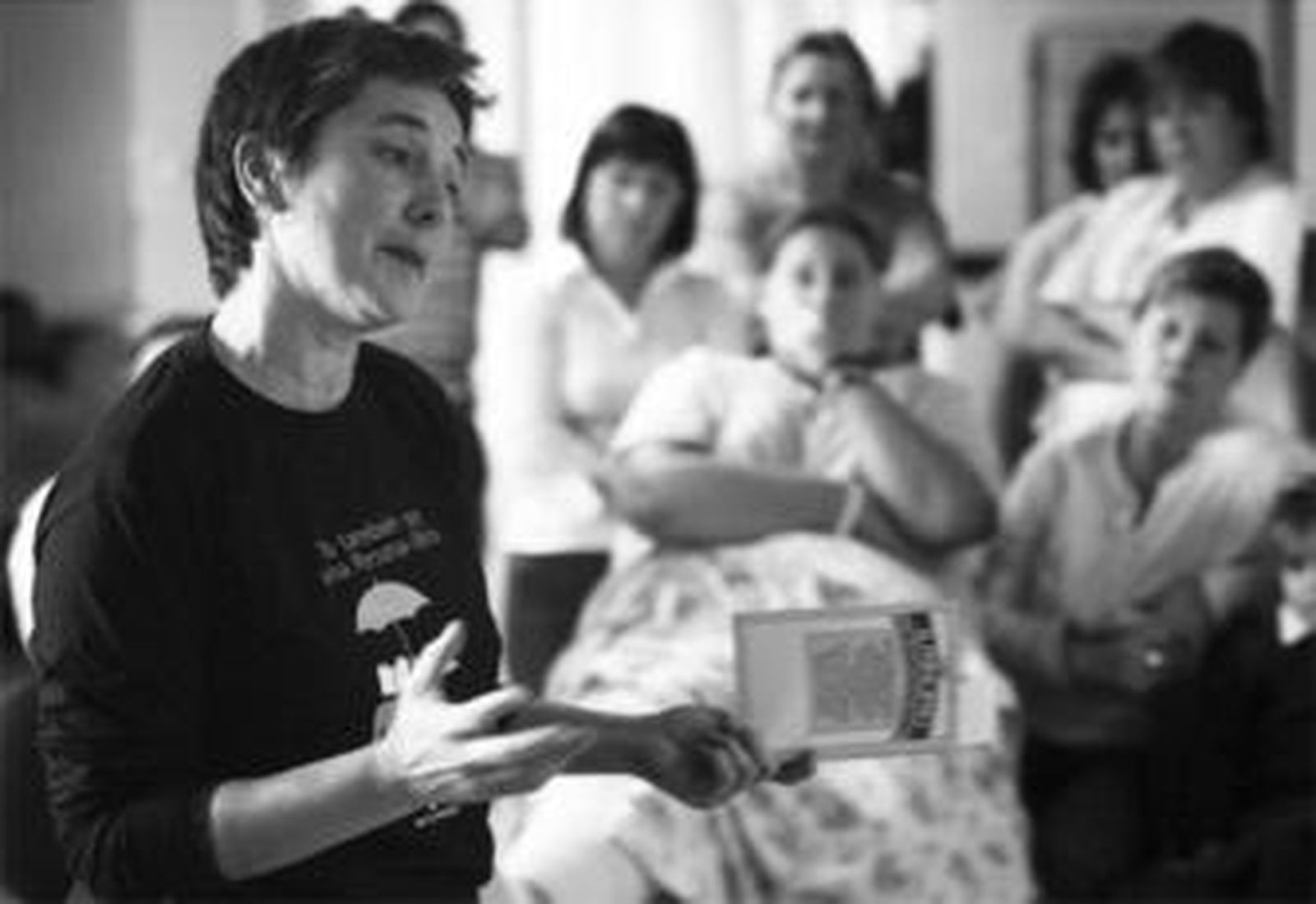 Los cuentacuentos para adultos acudieron a Puerta del Mar a llevar la lectura al hospital.