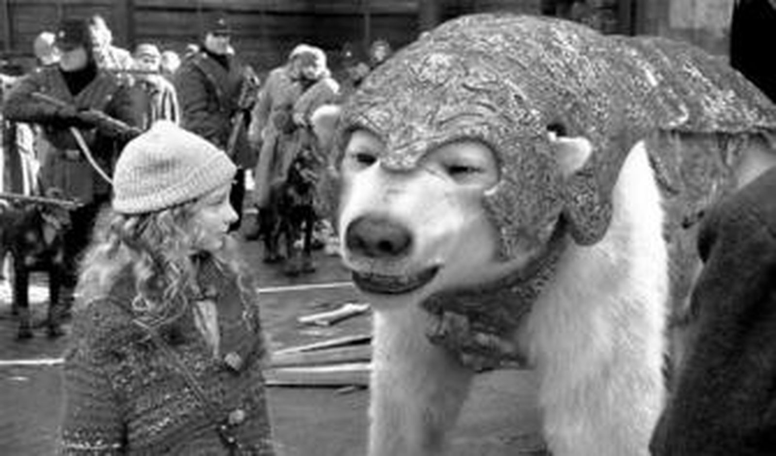 Lyra (Dakota Blue Richards), la niña protagonista, junto al oso Iorek (al que pone su voz Ian McKellen).