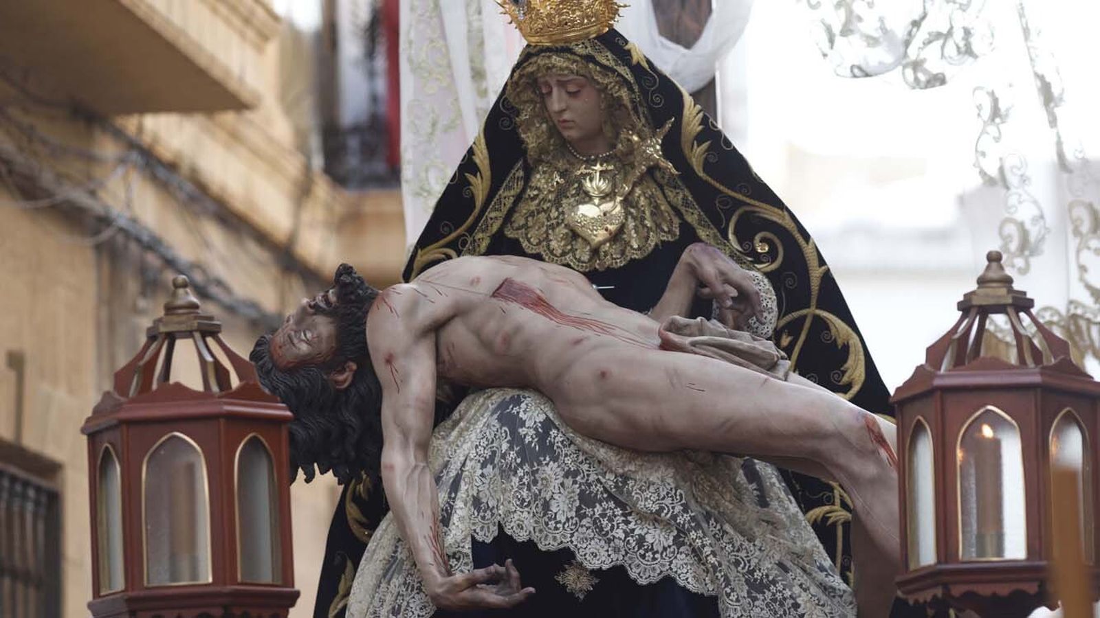 Las imágenes del Viernes Santo en Tarifa: El Santo Entierro