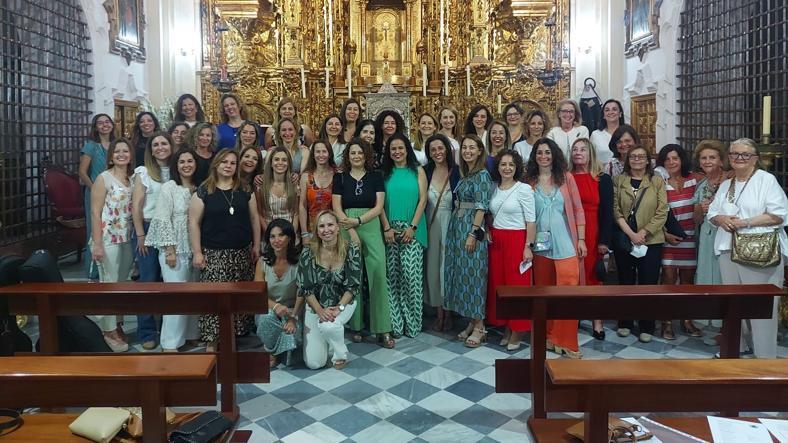 Foto de familia de las antiguas alumnas de la Compañía de María en el 25 aniversario de su promoción.