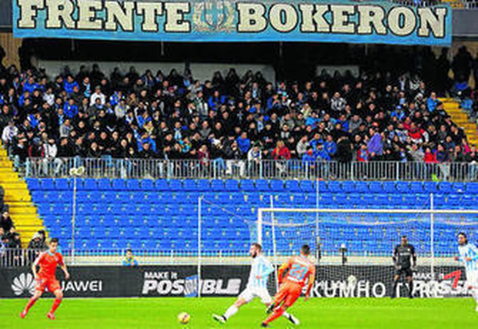 Uno de los fondos de La Rosaleda ayer durante los primeros minutos del partido.