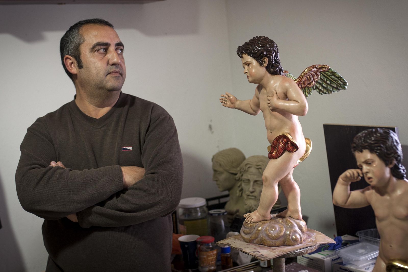 Joaquín Domínguez Vidal, dando los últimos retoques a los ángeles 'entrevarales' del Buen Fin que se estrenarán el Martes.