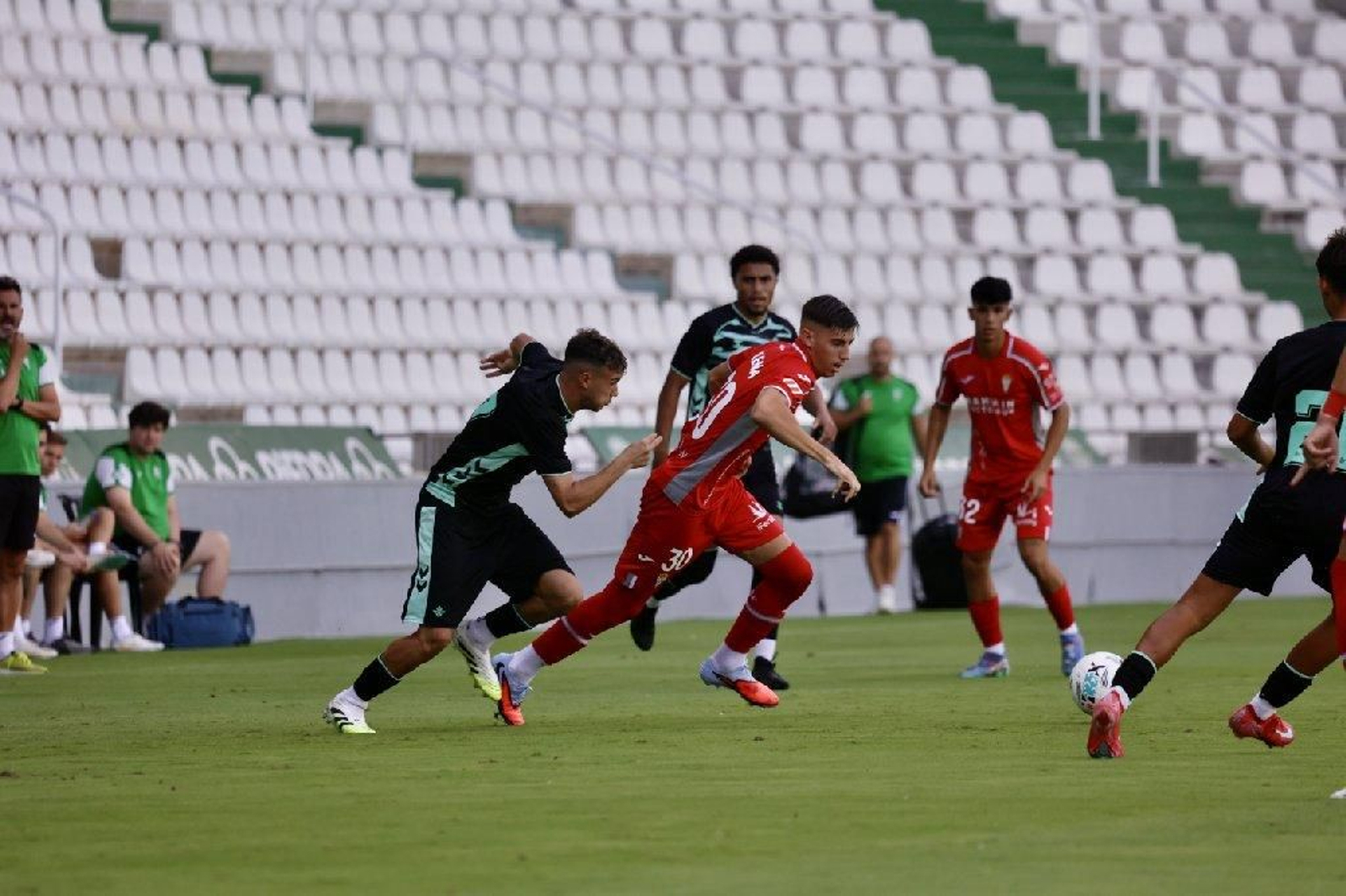 Dani Requena en una acción del Córdoba CF - Betis Deportivo.