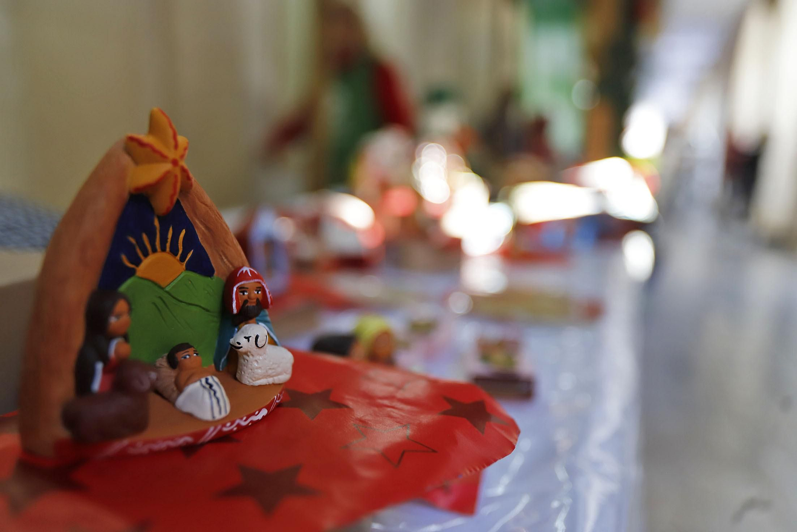 Imágenes del Mercadillo Solidario Navideño en la Diputación de Huelva