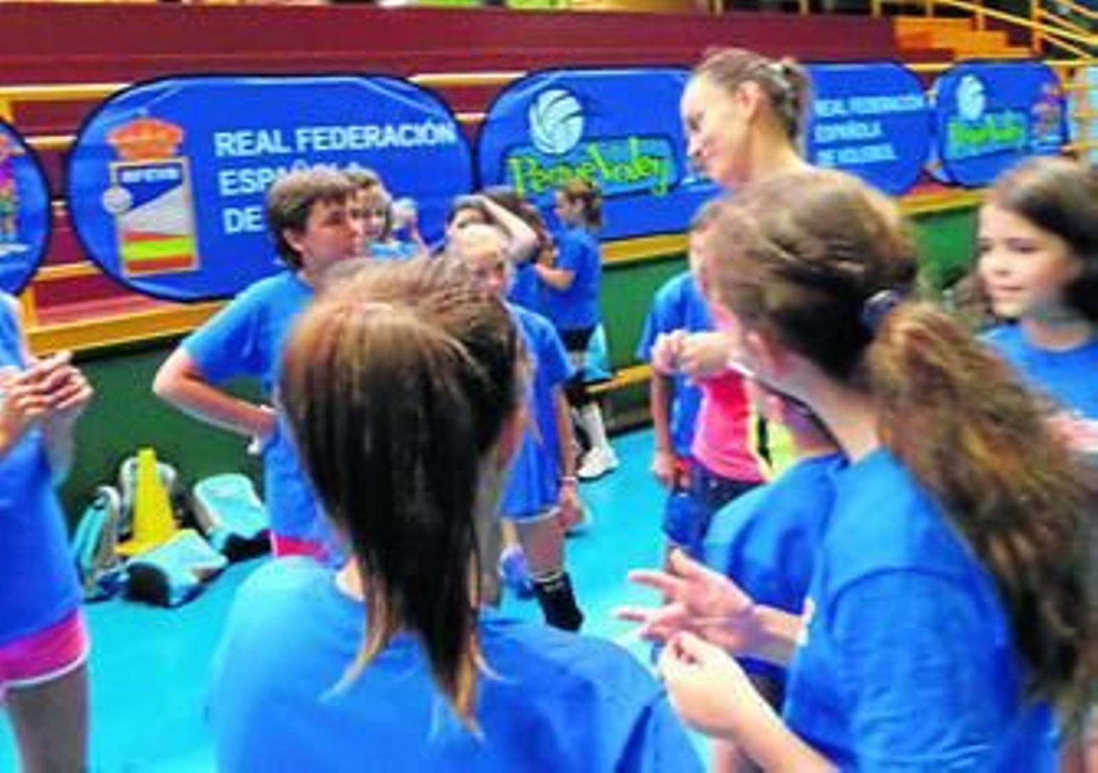 Campus Pequevoley, donde los niños reciben a Helia González, capitana de la selección absoluta femenina de voleibol.