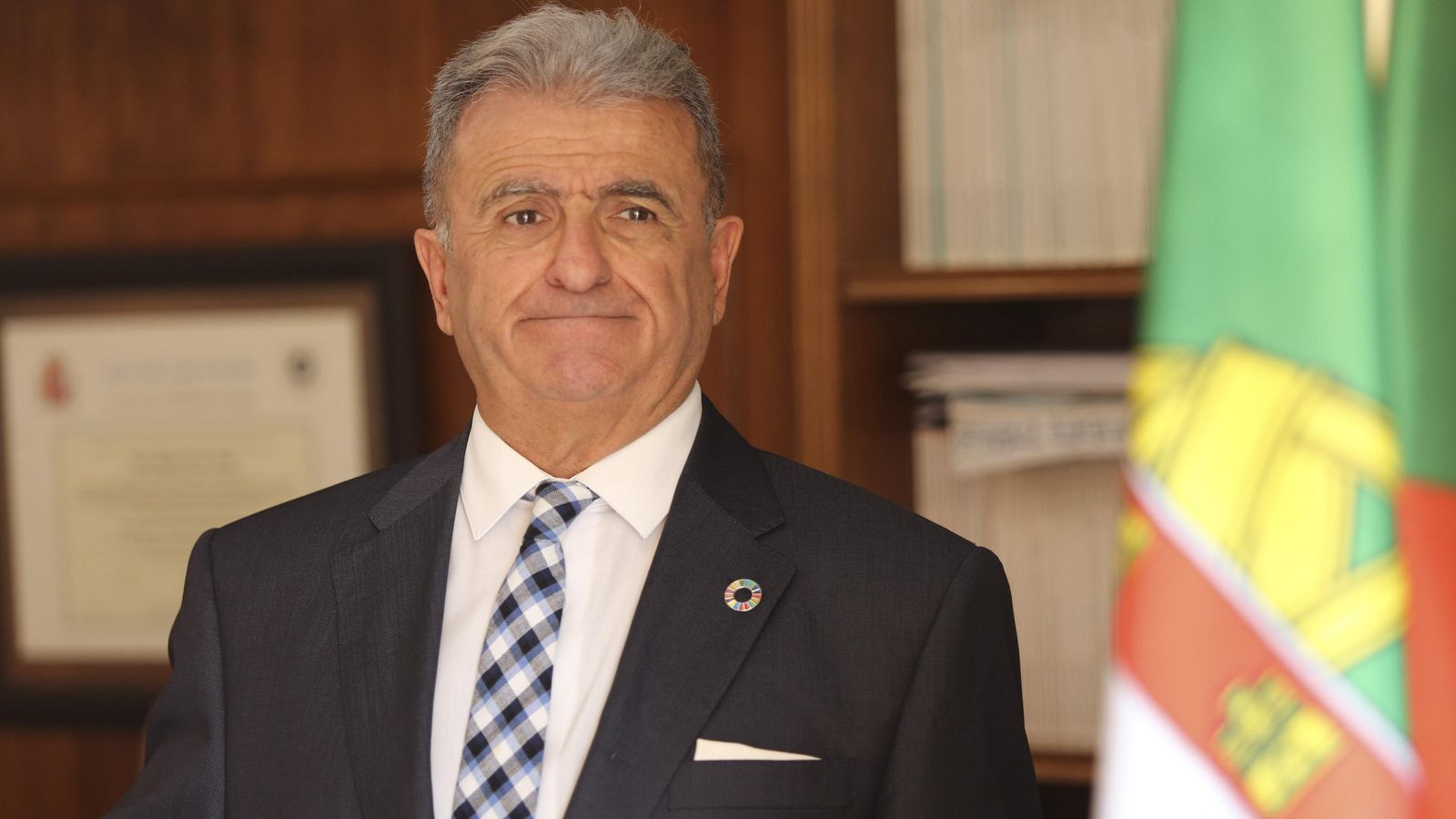 Pérez Peña junto a la bandera de Portugal