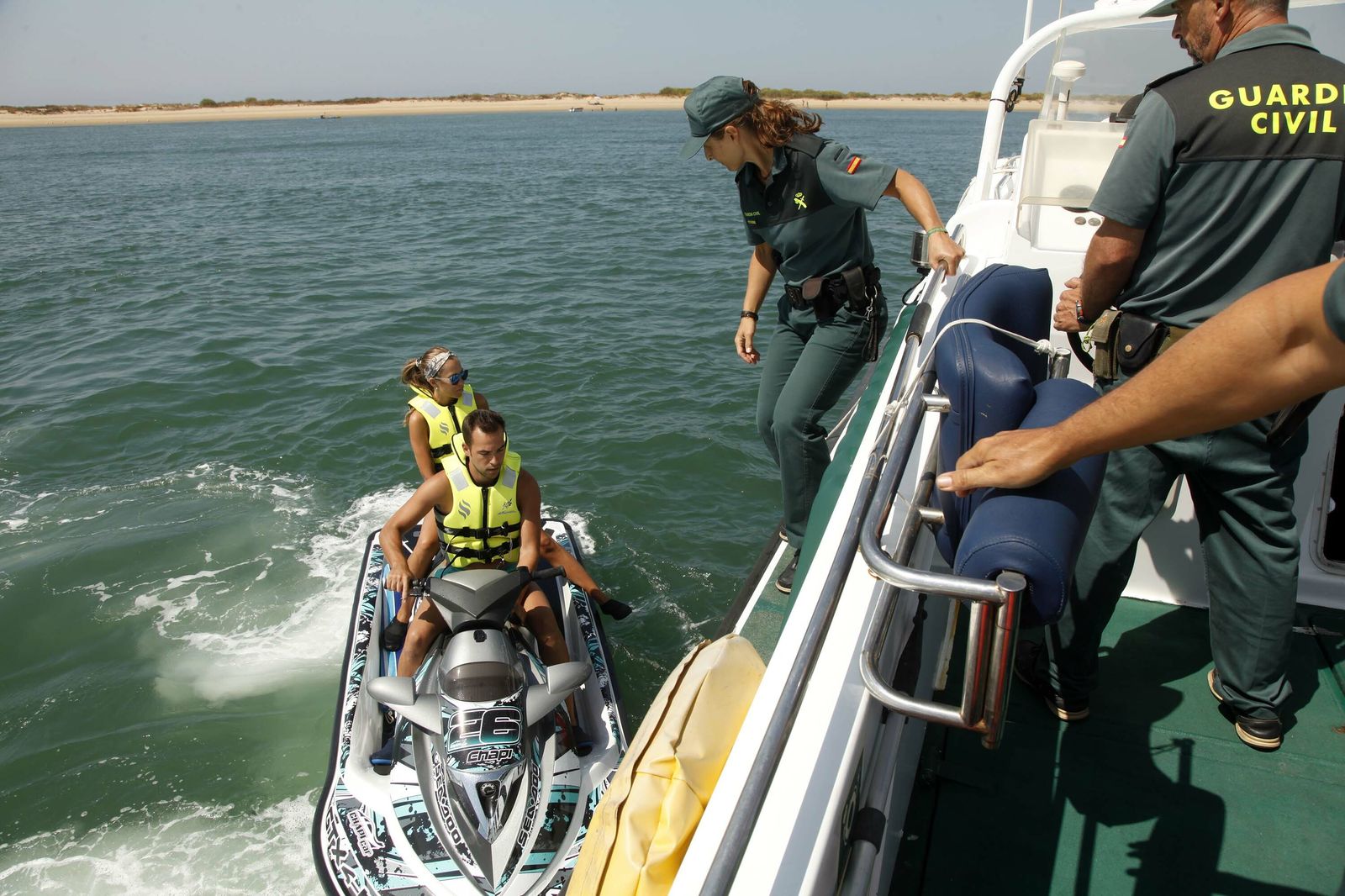 Control rutinario sin incidencias de una moto de agua que navega por la ría.