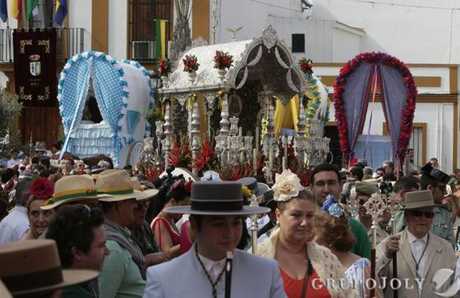 Momento del desfile de la Hermandad por las calles del municipio.

Foto: José Ángel García