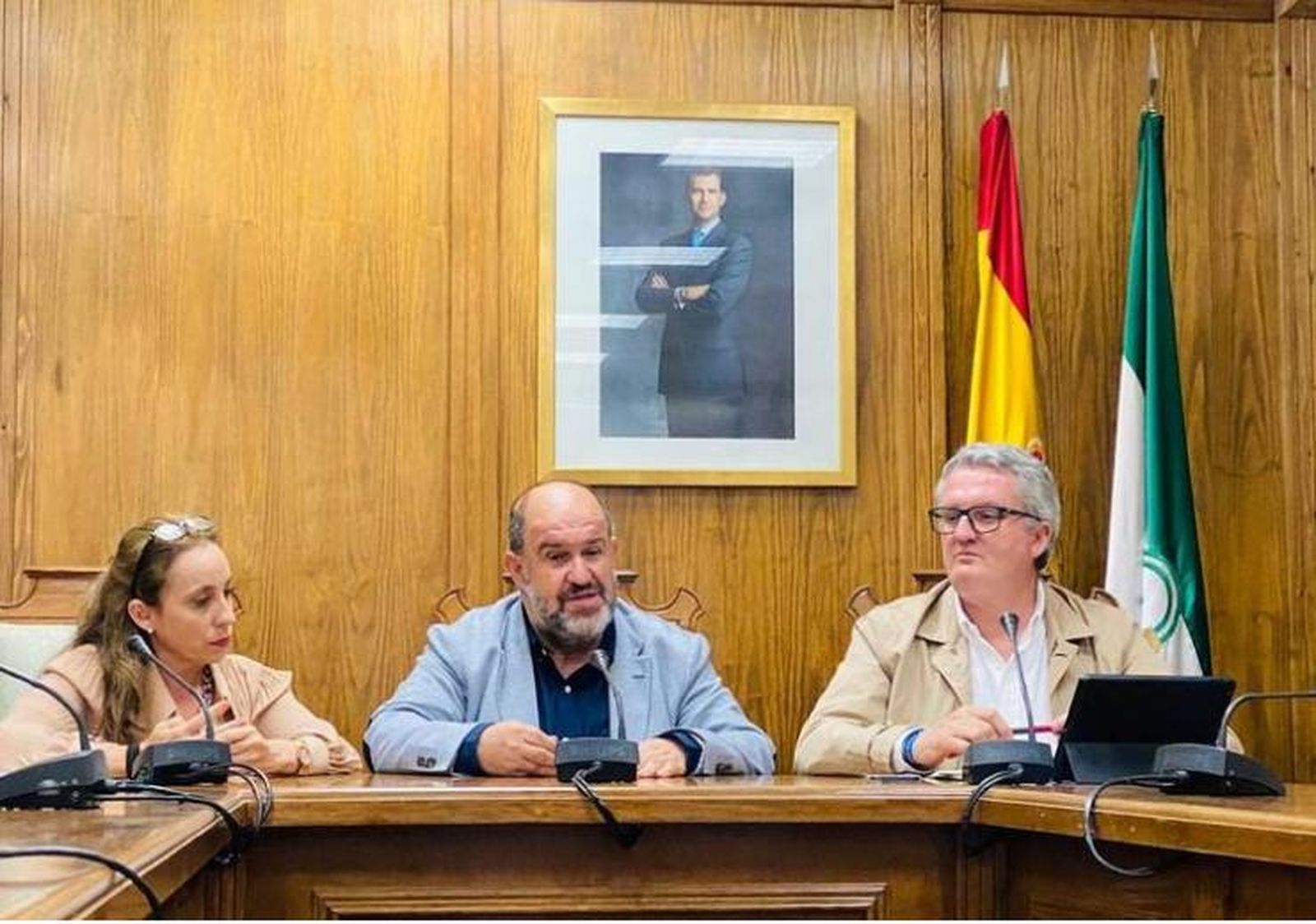 Acto institucional en el salón plenario de Dalías que fue denunciado por el PSOE.
