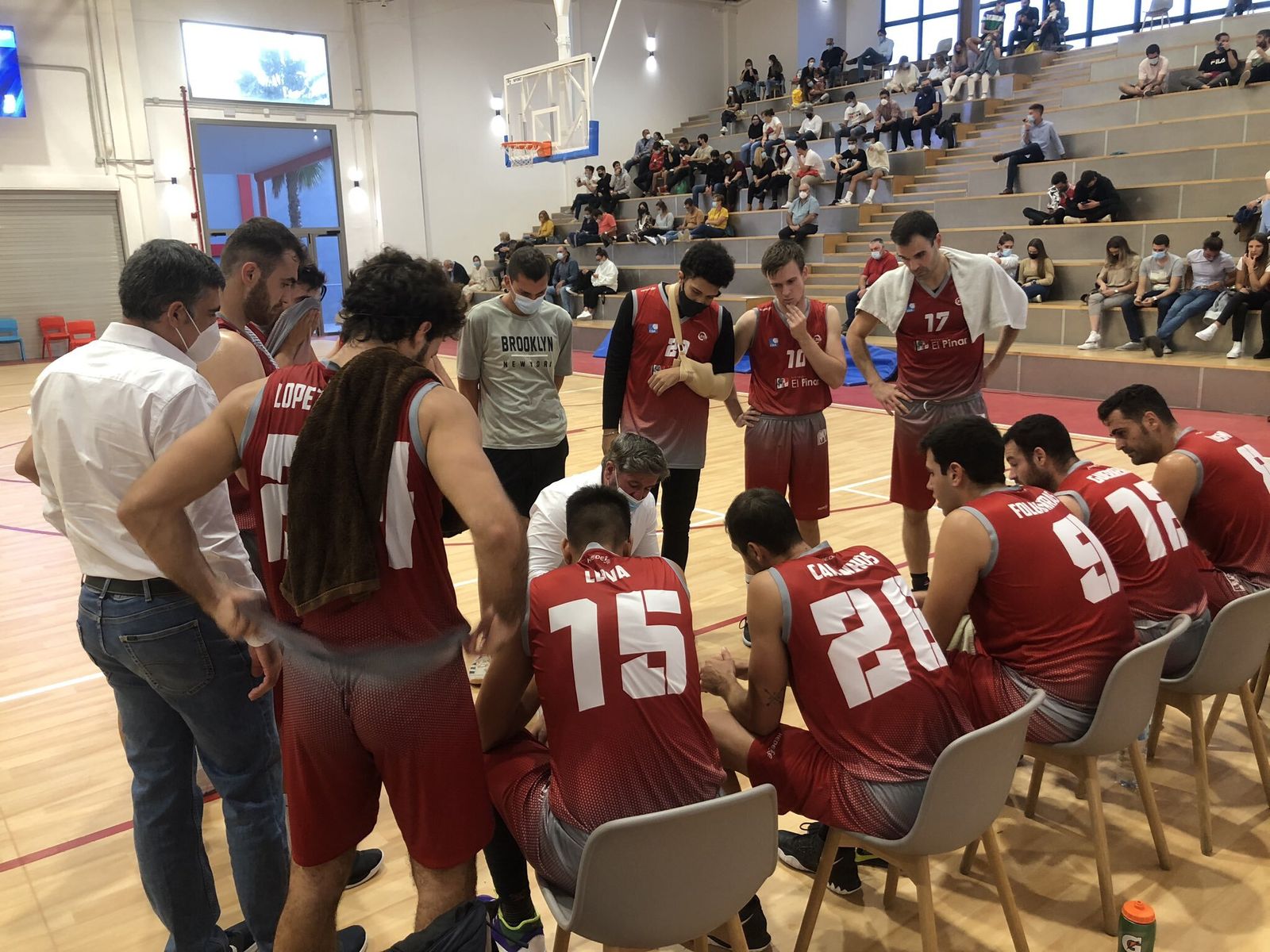 Un tiempo muerto del Colegio El Pinar en casa en un partido de esta temporada.