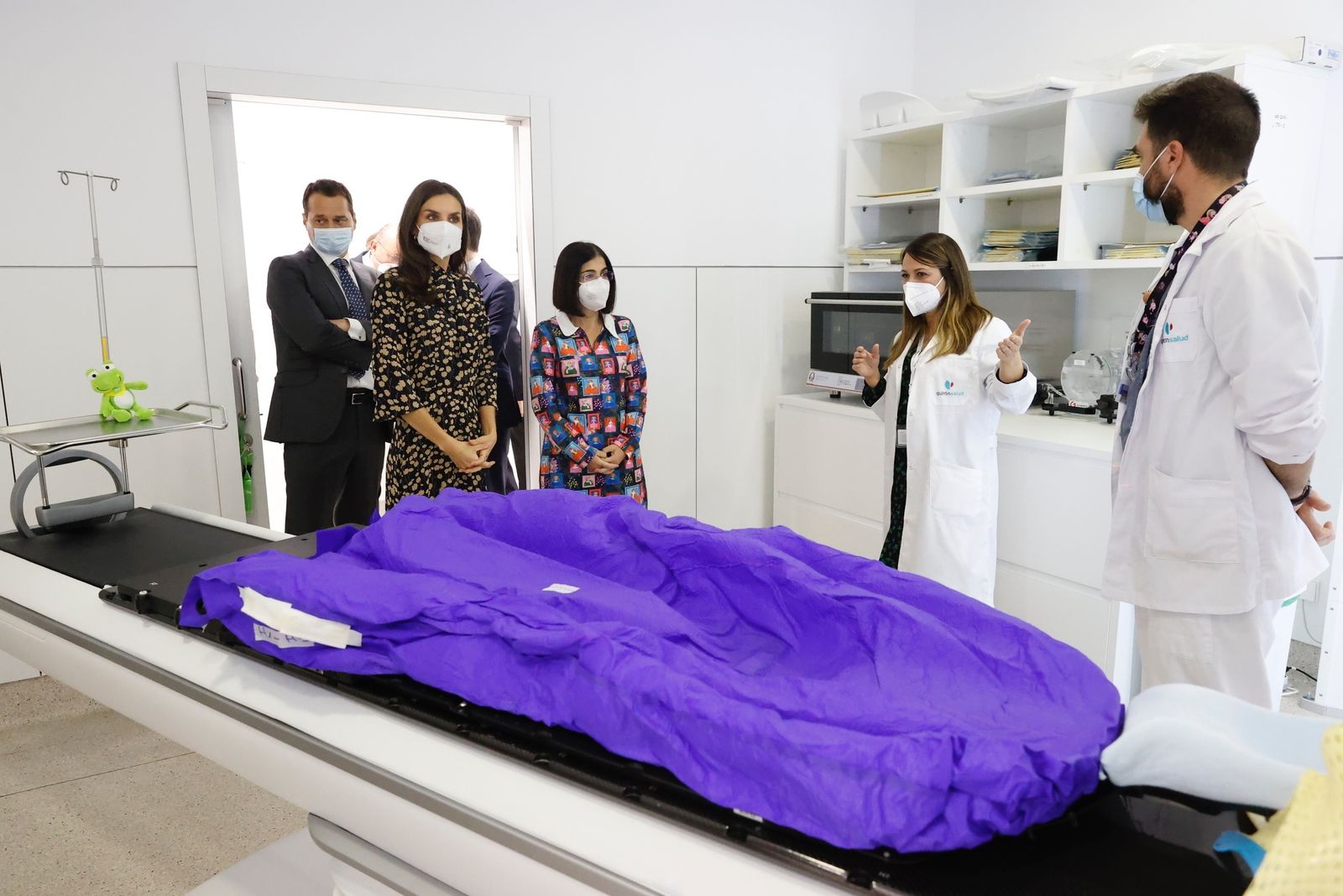 La reina Letizia, durante la visita al centro de protonterapia de QuirónSalud