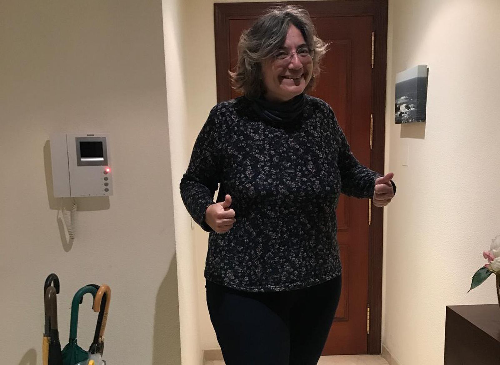 Eva (nombre ficticio) preparada en su casa para salir a la calle a hacer deporte.