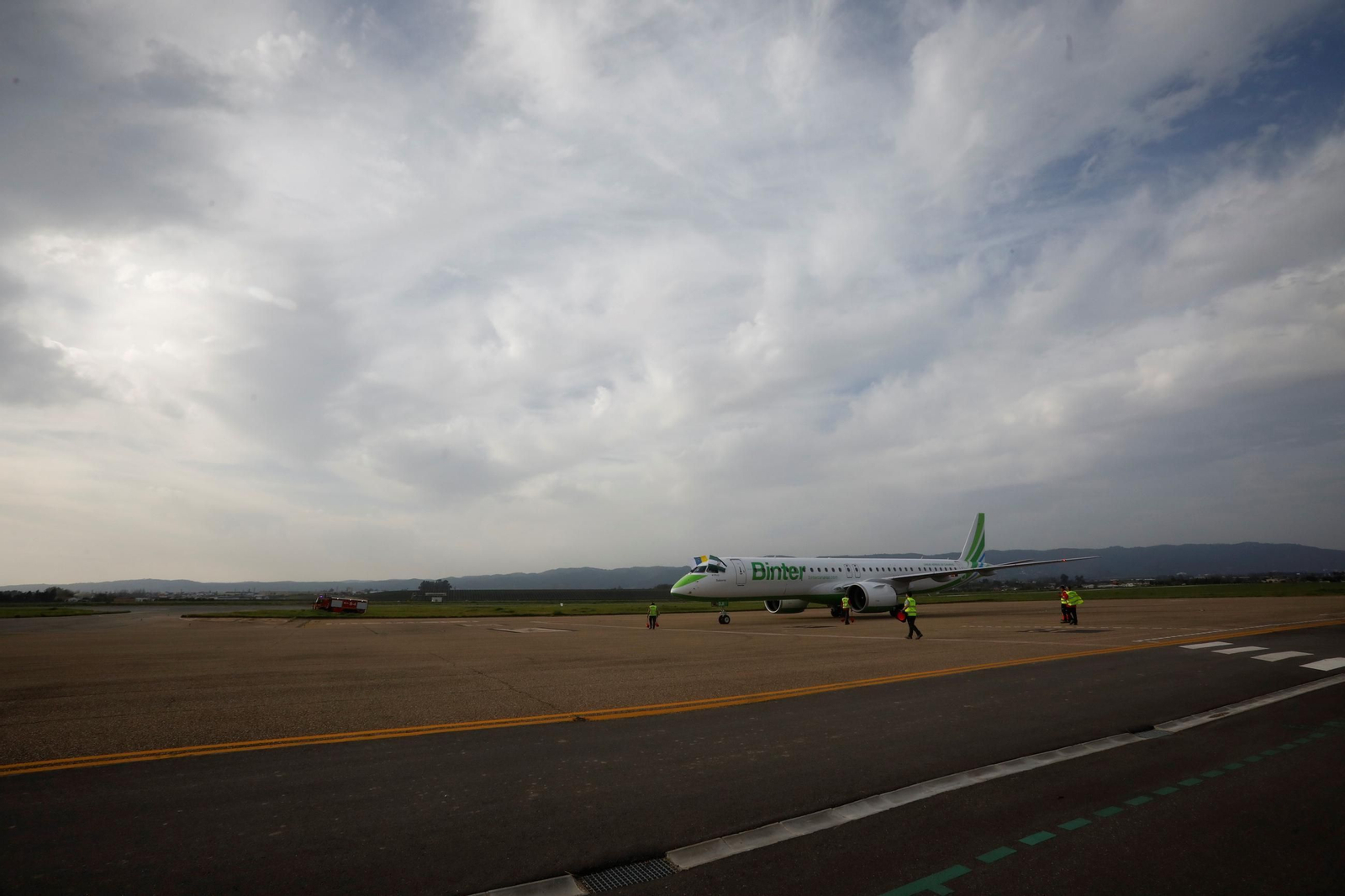 El aeropuerto de Córdoba recibe el primer vuelo de Binter desde Canarias, en imágenes