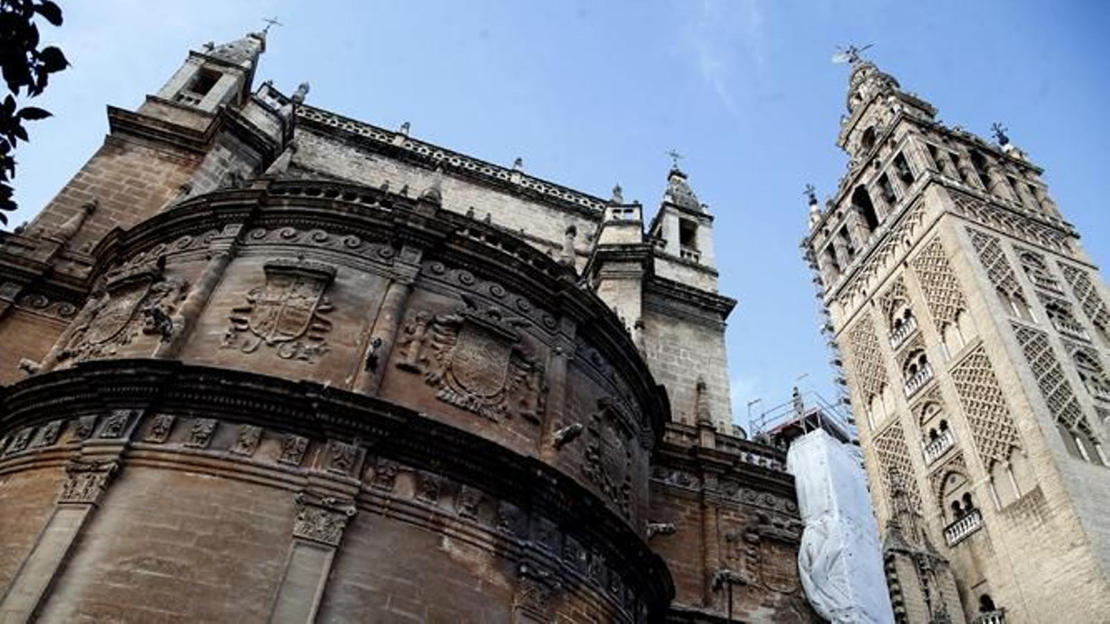 Vista de la Catedral hispalense durante las recientes obras de restauración.