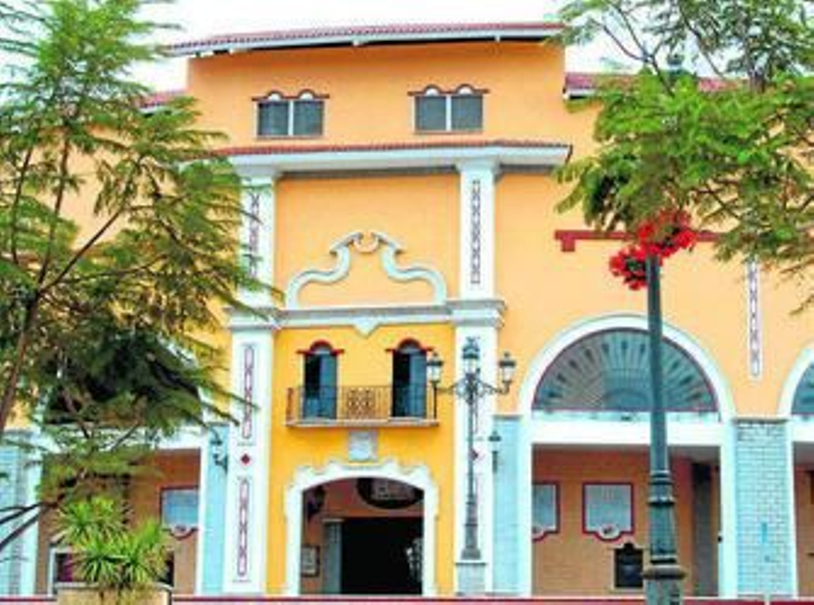Una imagen de la puerta grande de la plaza de toros de La Montera de Los Barrios.