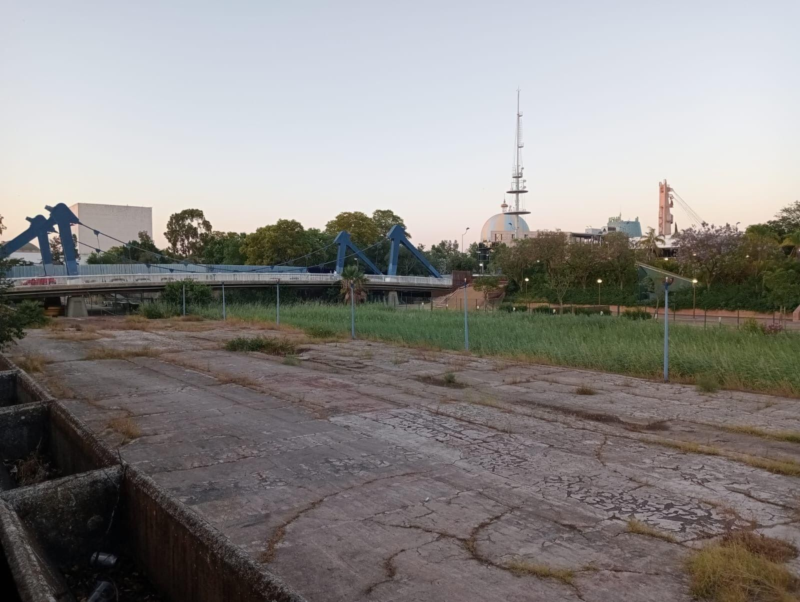 La pasarela del lago de la Expo y el Canal de los Descubrimientos, seco y abandonado.