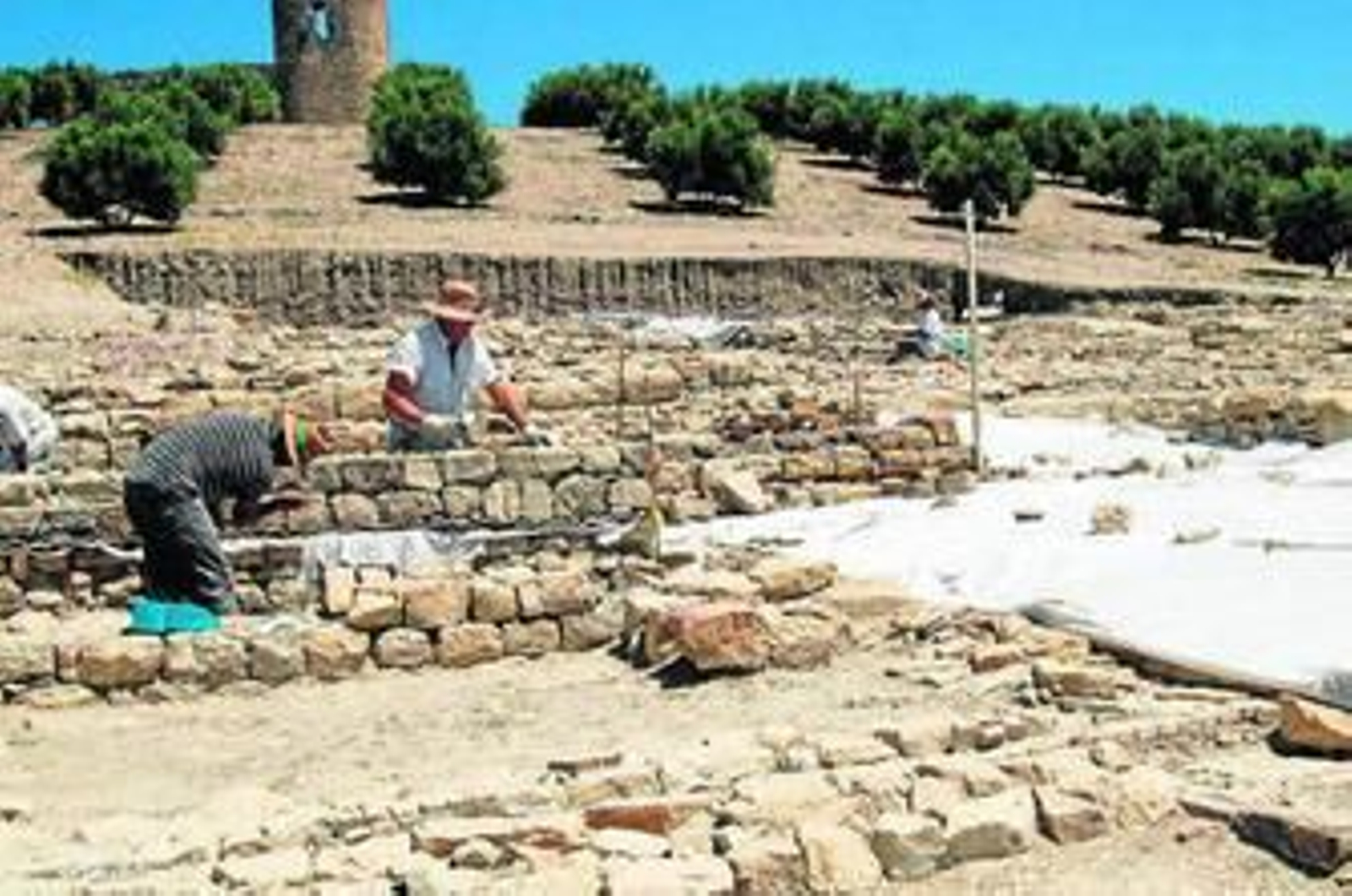Empleados trabajando en la restauración del foro romano, en Baena.