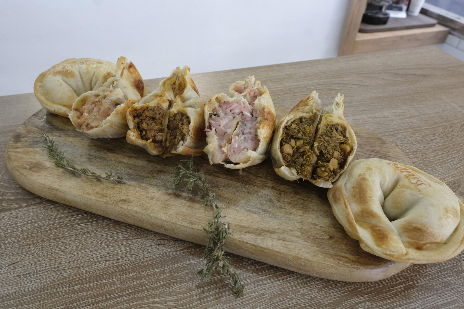 En el establecimiento hay casi una veintena de rellenos diferentes para las empanadas