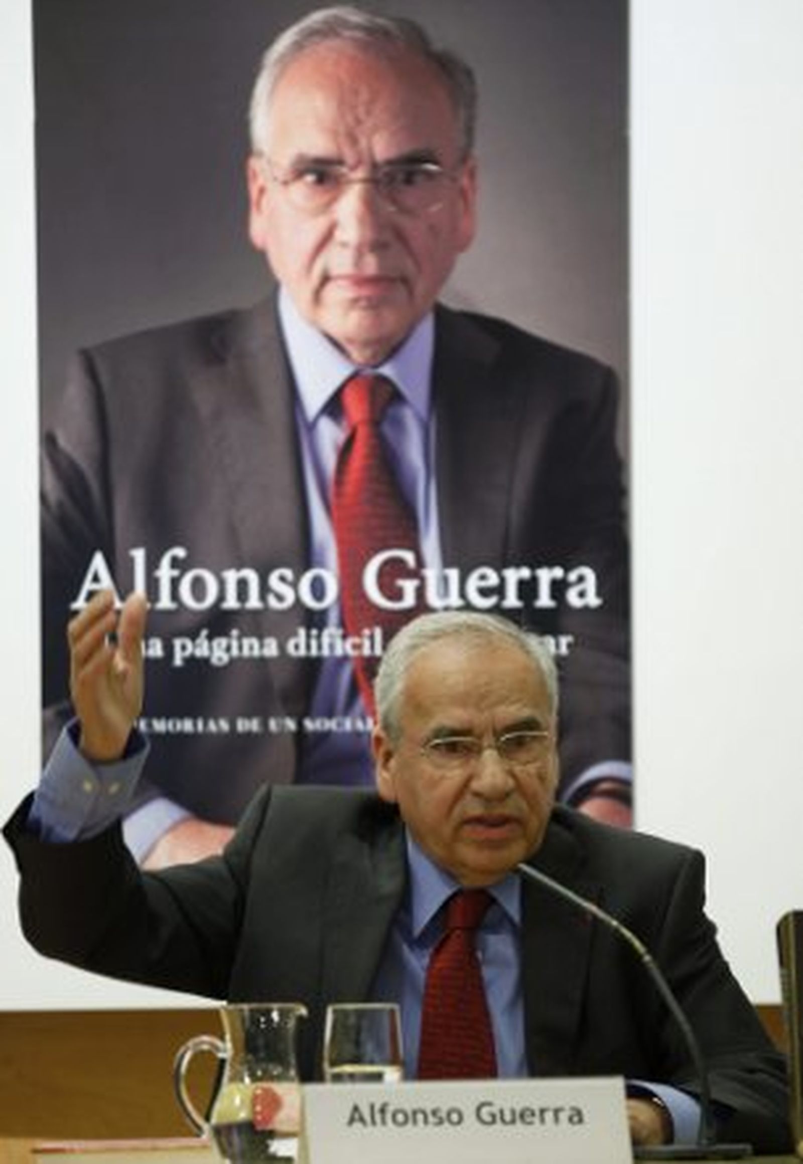 Guerra ve a Rajoy "dormido" y cree que dejará una España irreconocible