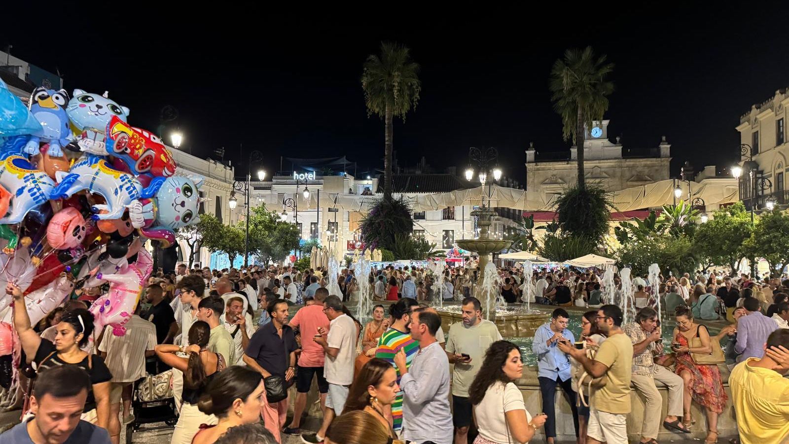 Plaza del Cabildo, en Sanlúcar, este viernes 15 de agosto en torno a la media noche.